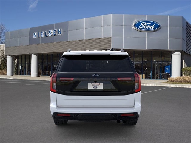 2025 Ford Expedition photo 3