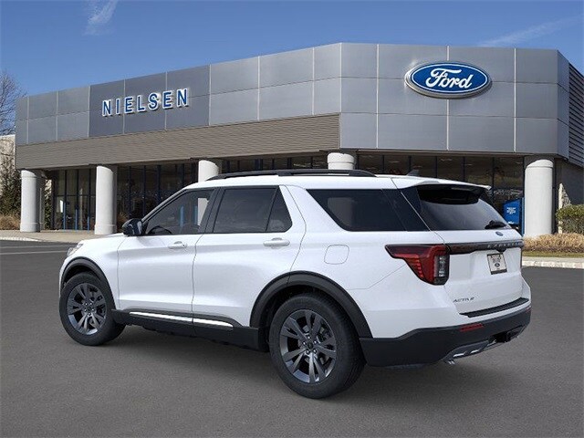2025 Ford Explorer photo 2