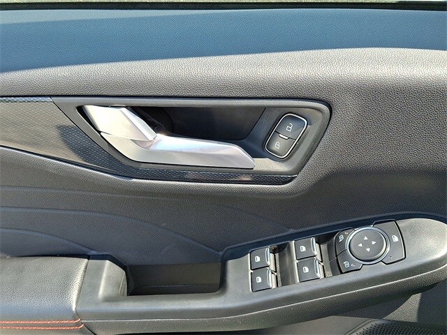 2023 Ford Escape ST-Line photo 2