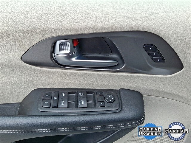 2023 Chrysler Pacifica Touring L photo 2