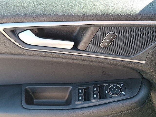2023 Ford Edge SEL photo 2