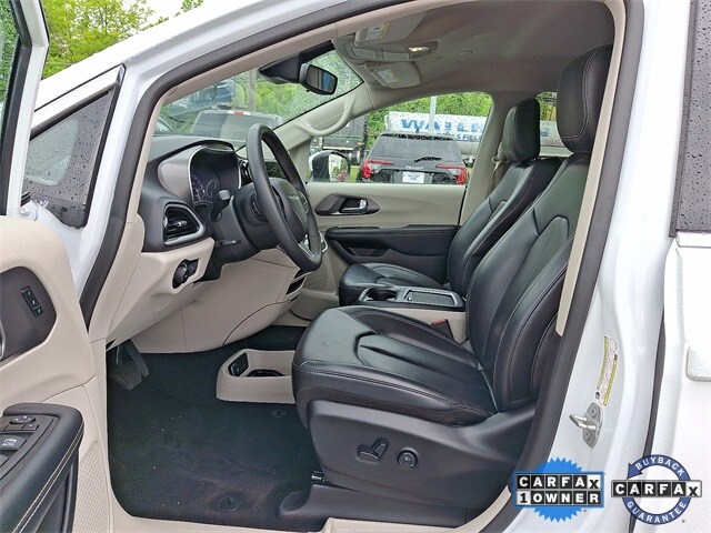 2023 Chrysler Pacifica Touring L photo 3