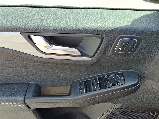 2023 Ford Escape Hybrid Platinum photo 2
