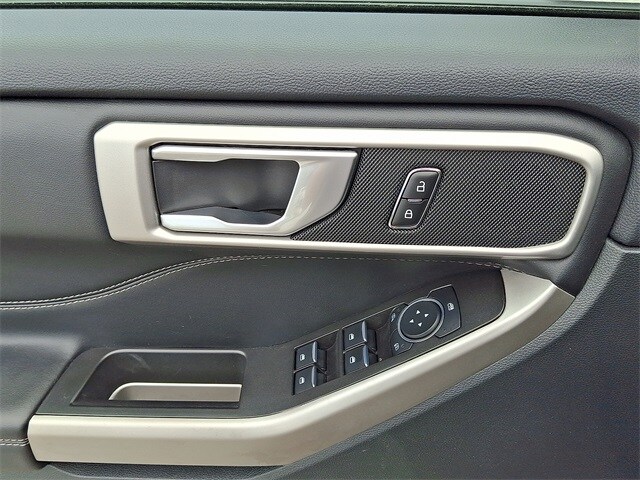 2023 Ford Explorer XLT photo 2