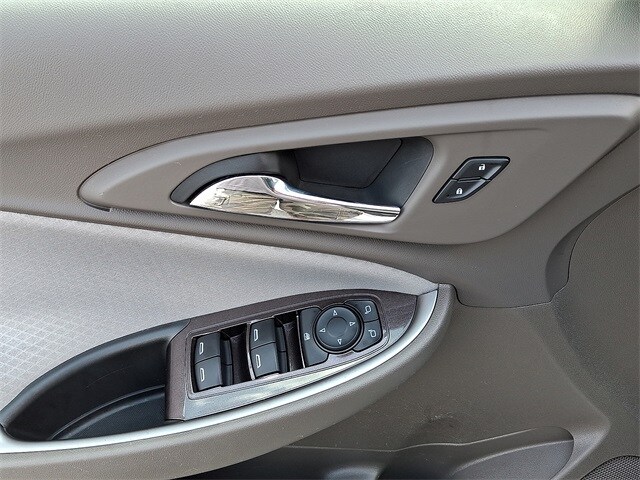 2020 Chevrolet Malibu LS photo 2