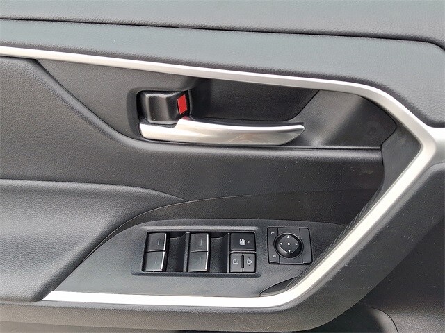2022 Toyota RAV4 XLE photo 2