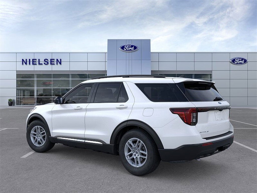 2025 Ford Explorer photo 3