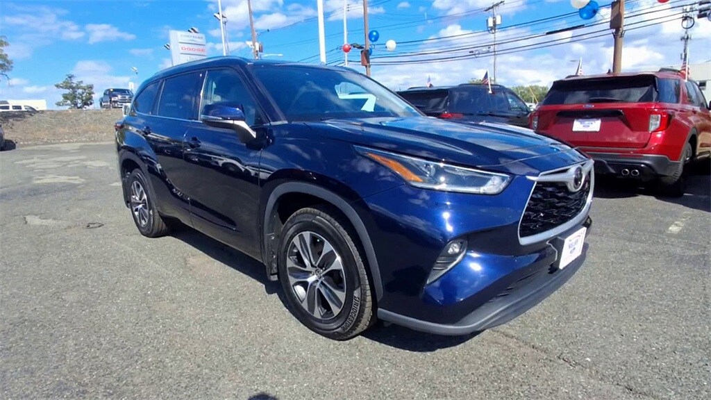 2021 Toyota Highlander XLE photo 2