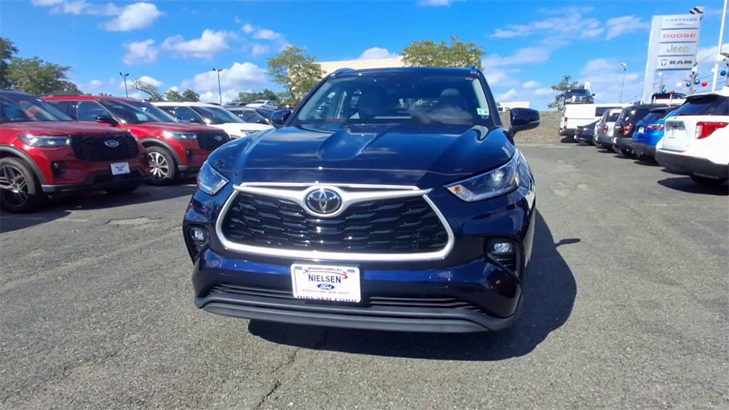 2021 Toyota Highlander XLE photo 3