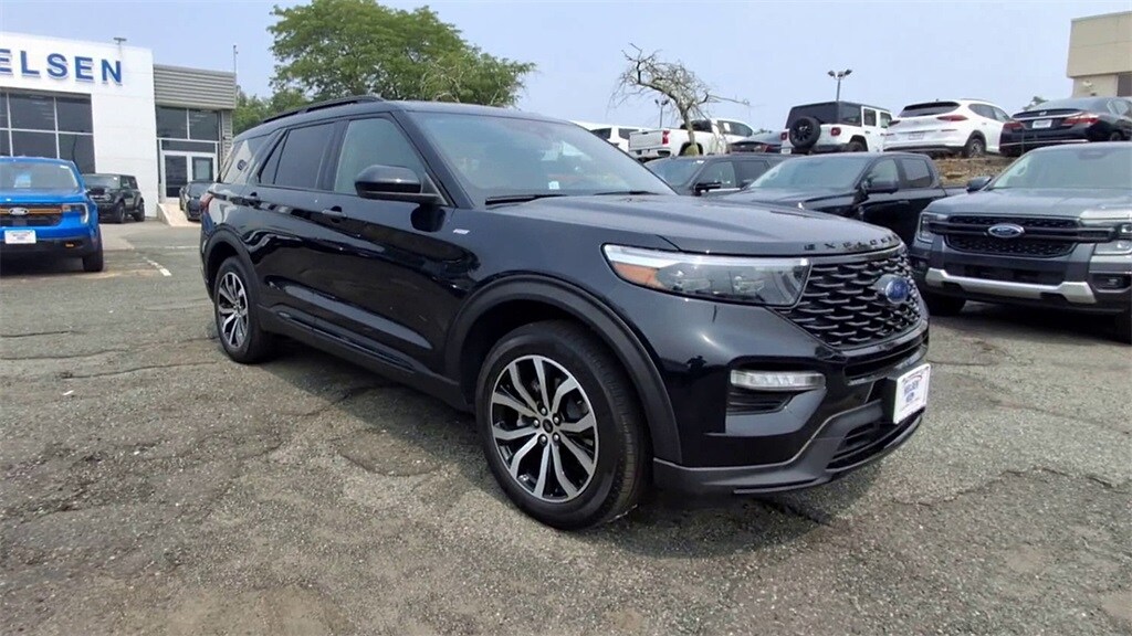 2023 Ford Explorer ST-Line photo 2