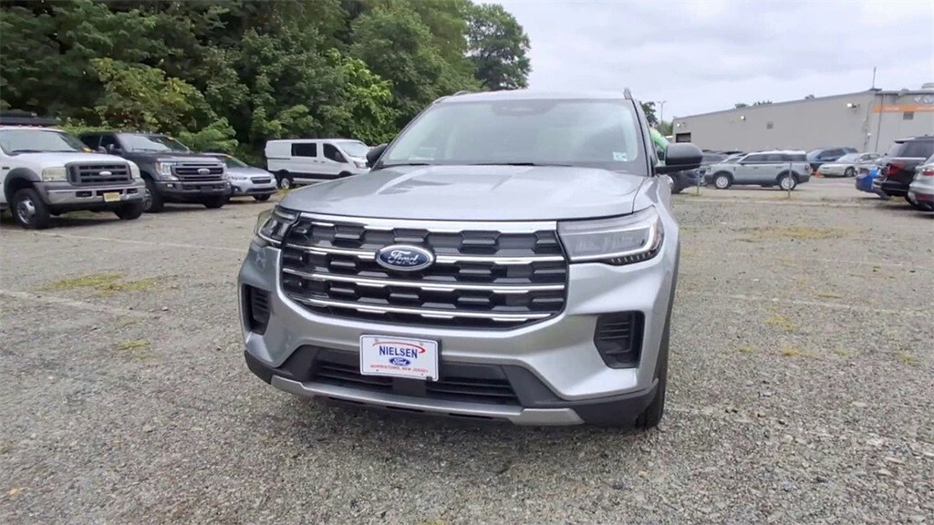 2025 Ford Explorer photo 3