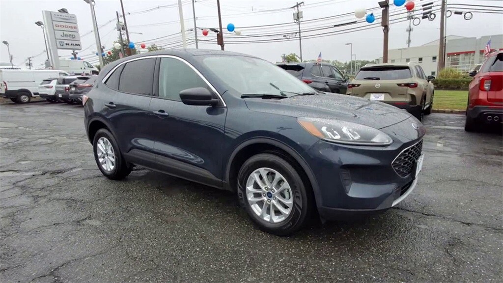 2022 Ford Escape SE photo 2