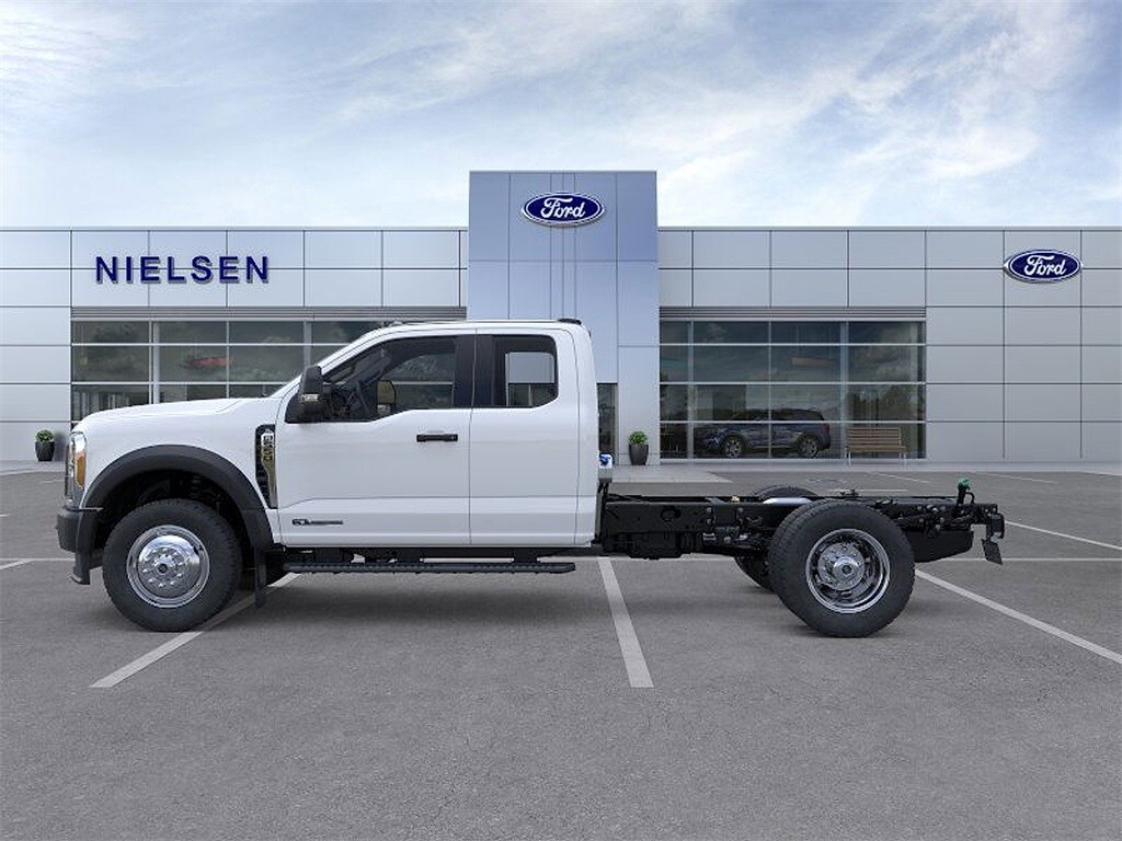 2025 Ford F-550 photo 2