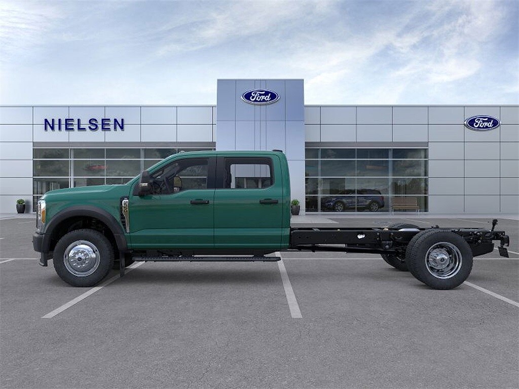 2025 Ford F-550 photo 3
