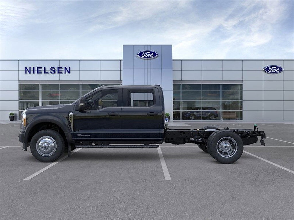 2025 Ford F-550 photo 3