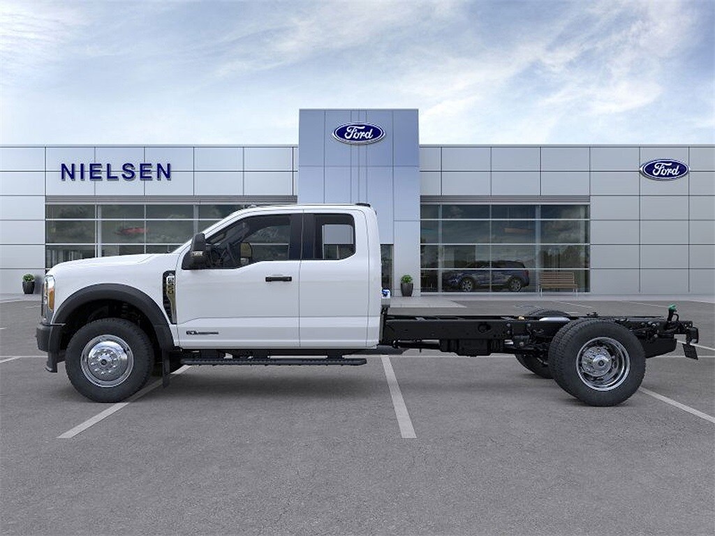 2025 Ford F-550 photo 2