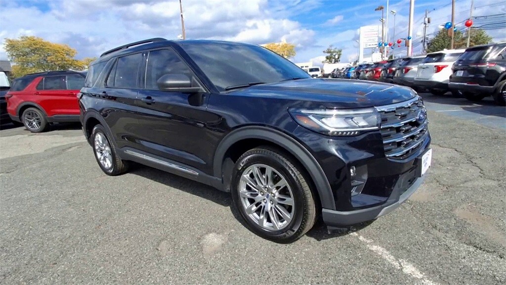 2025 Ford Explorer photo 2