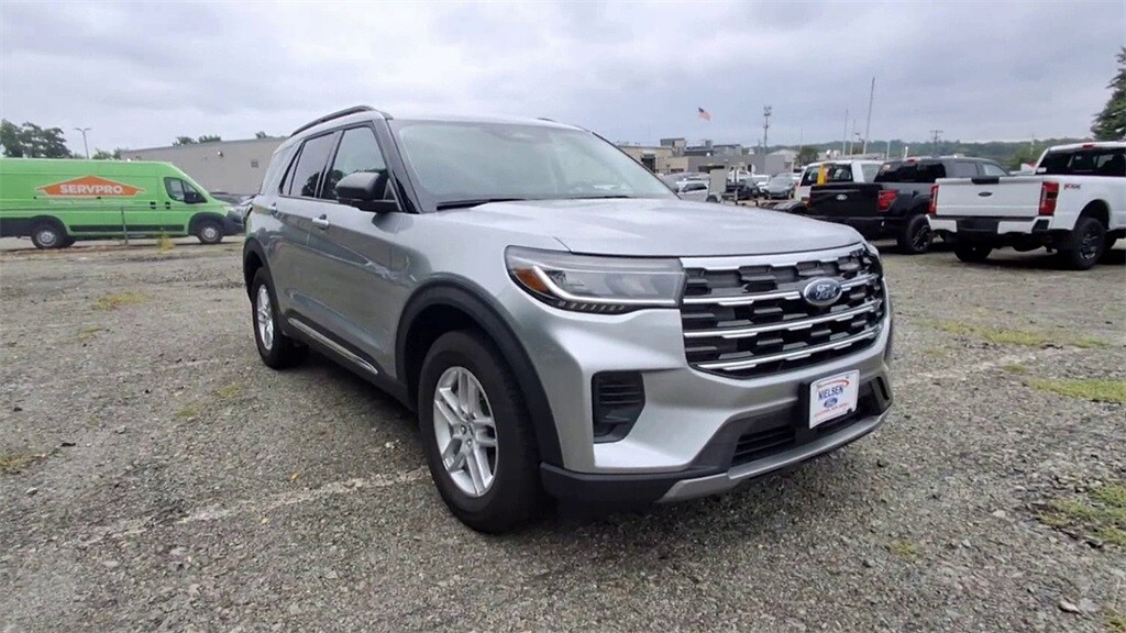 2025 Ford Explorer photo 2