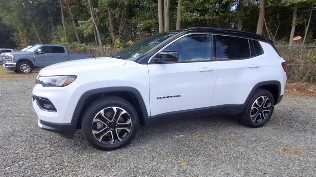 2023 Jeep Compass Limited photo 3