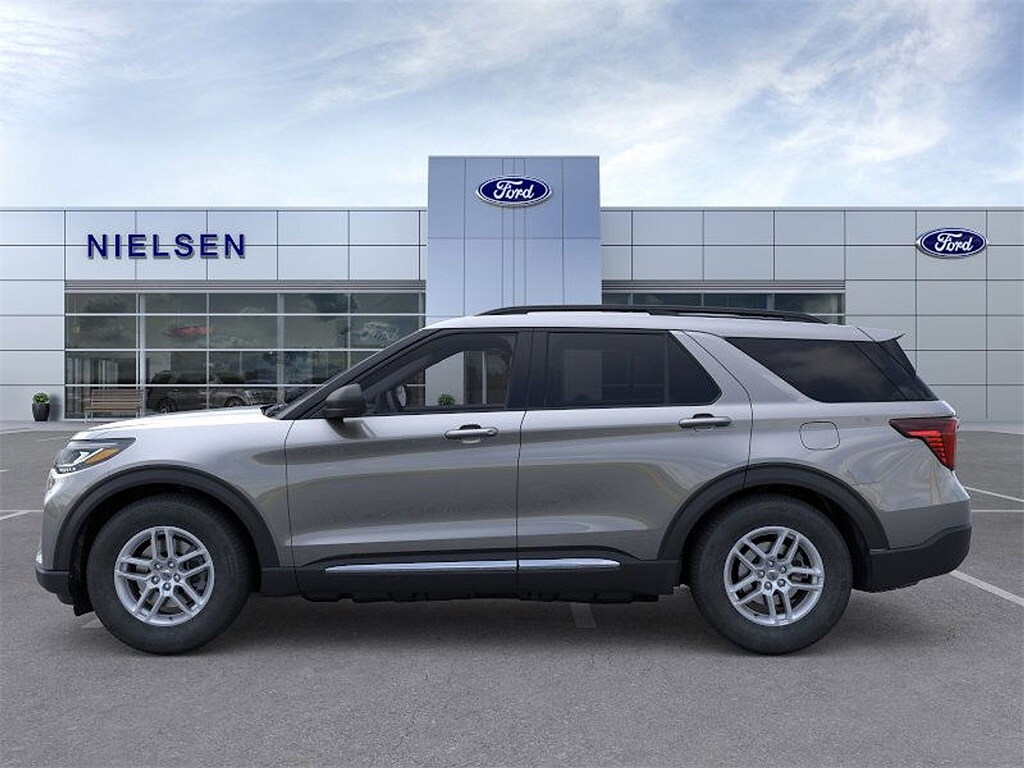 2025 Ford Explorer photo 2