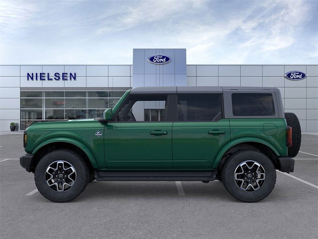 2025 Ford Bronco Outer Banks photo 2