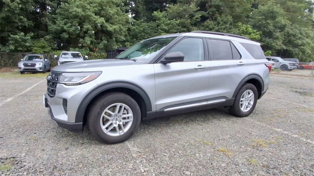2025 Ford Explorer photo 4