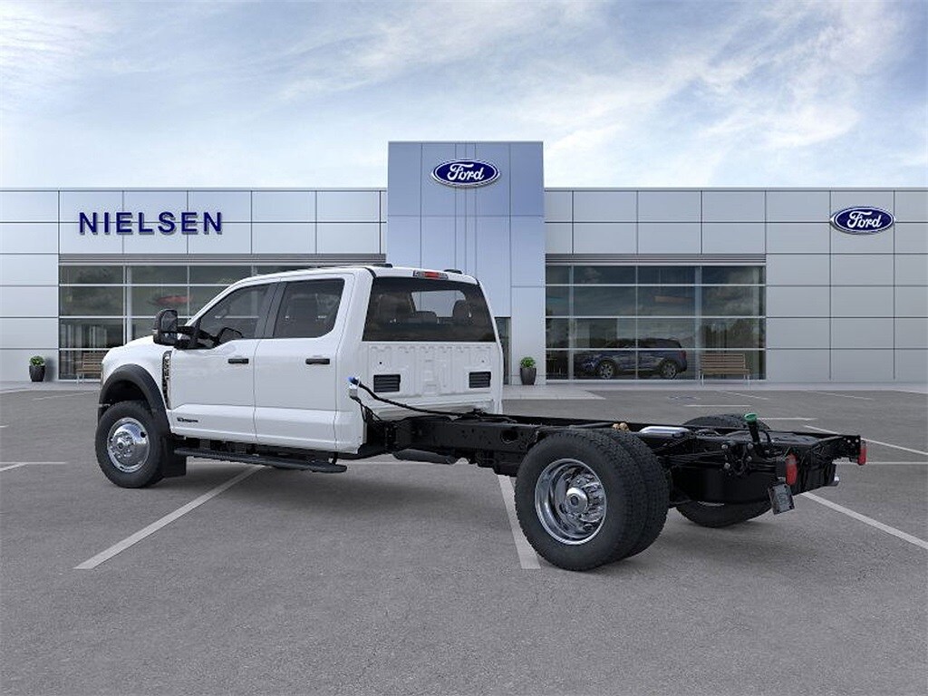 2025 Ford F-550 photo 4