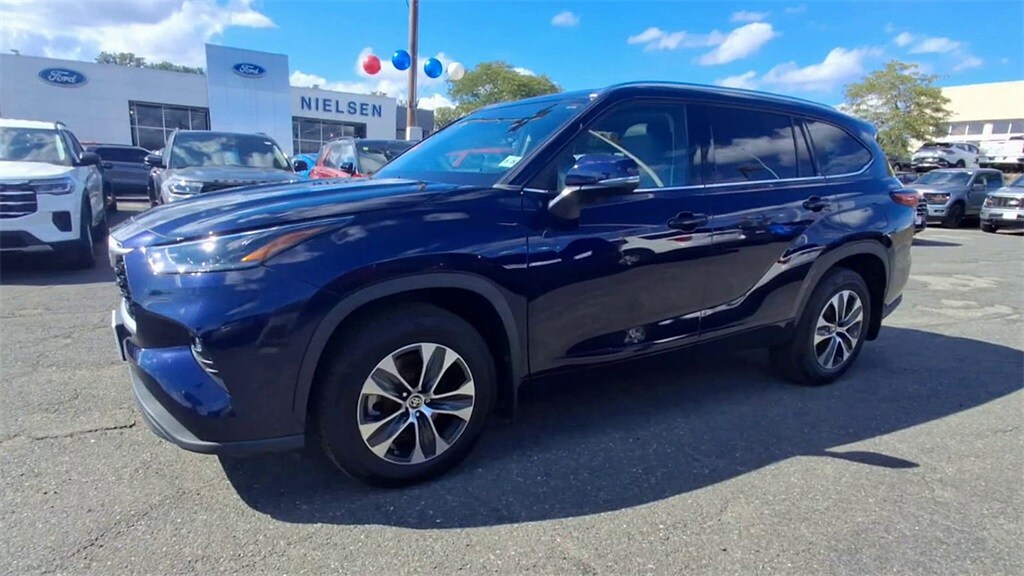 2021 Toyota Highlander XLE photo 4