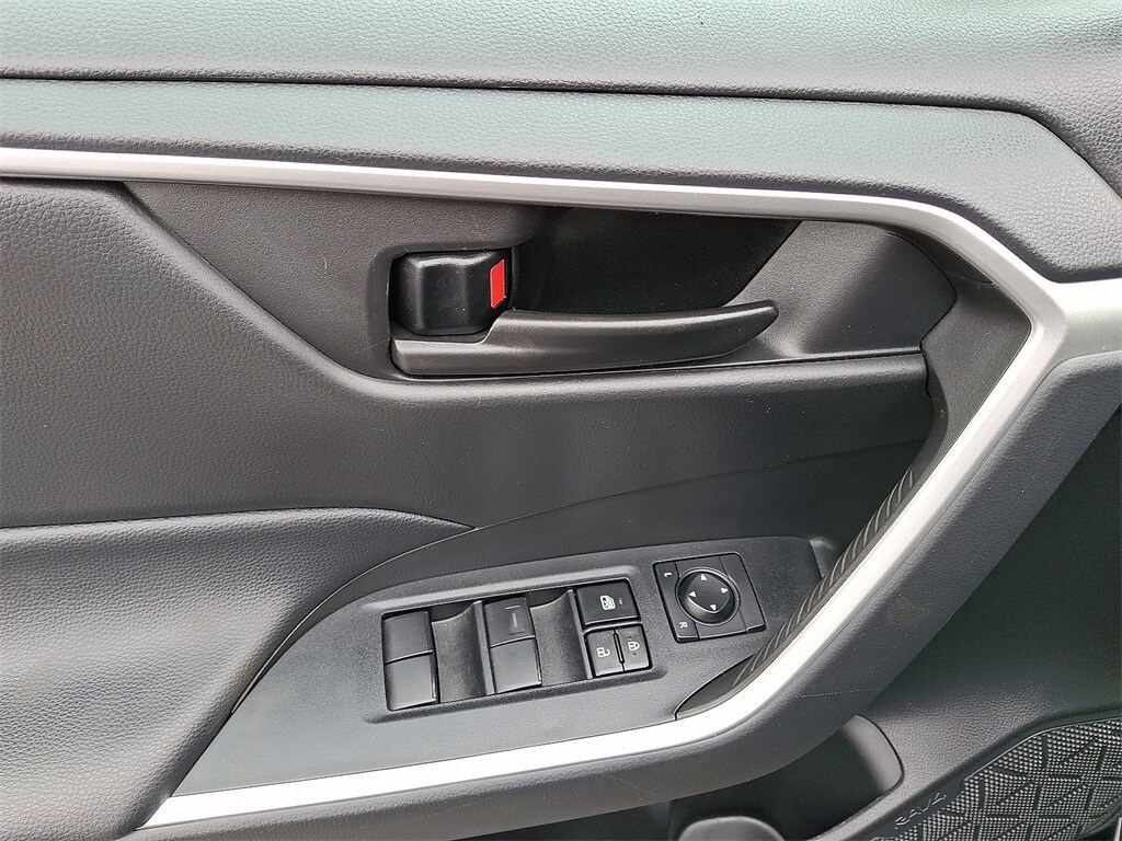 2023 Toyota RAV4 LE photo 2