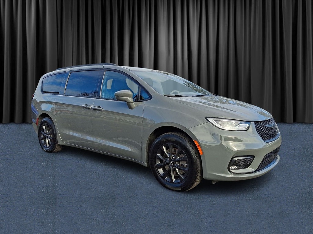 2022 Chrysler Pacifica Touring L's photo