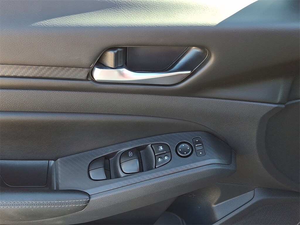 2024 Nissan Altima 2.5 SV photo 2