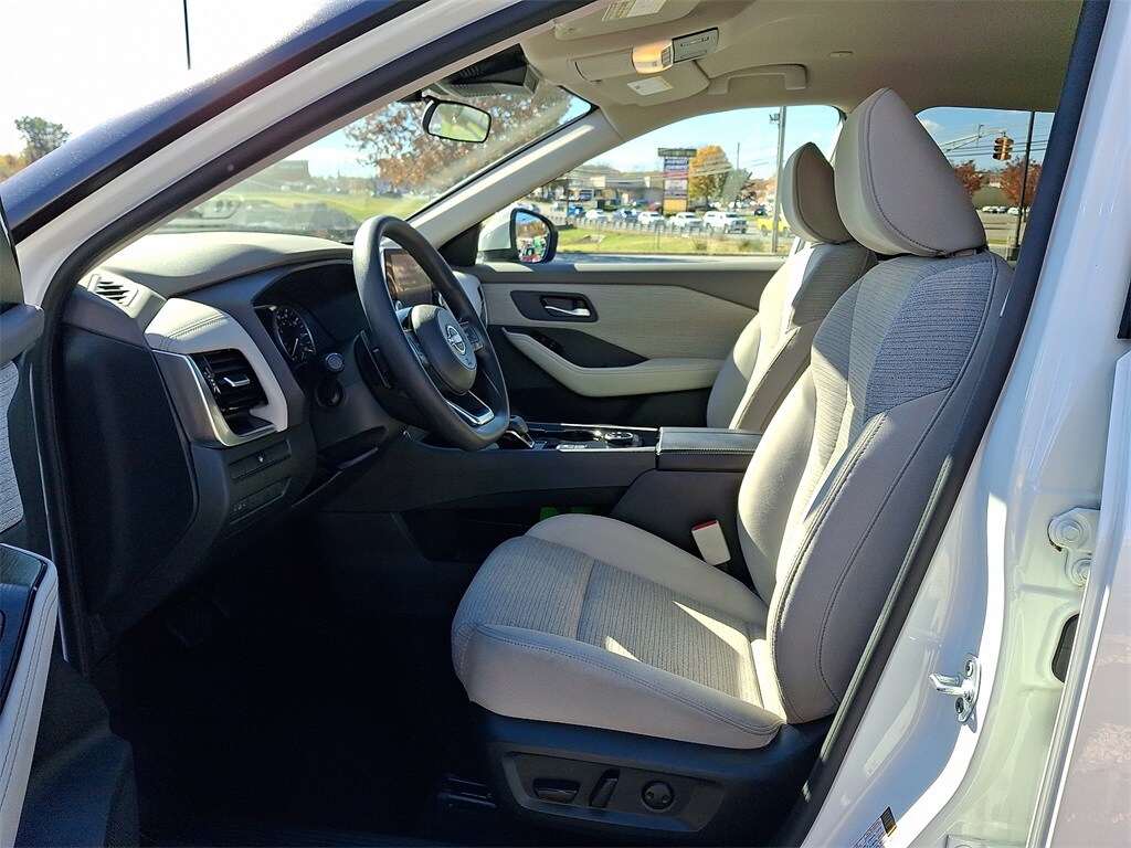 2022 Nissan Rogue SV photo 3