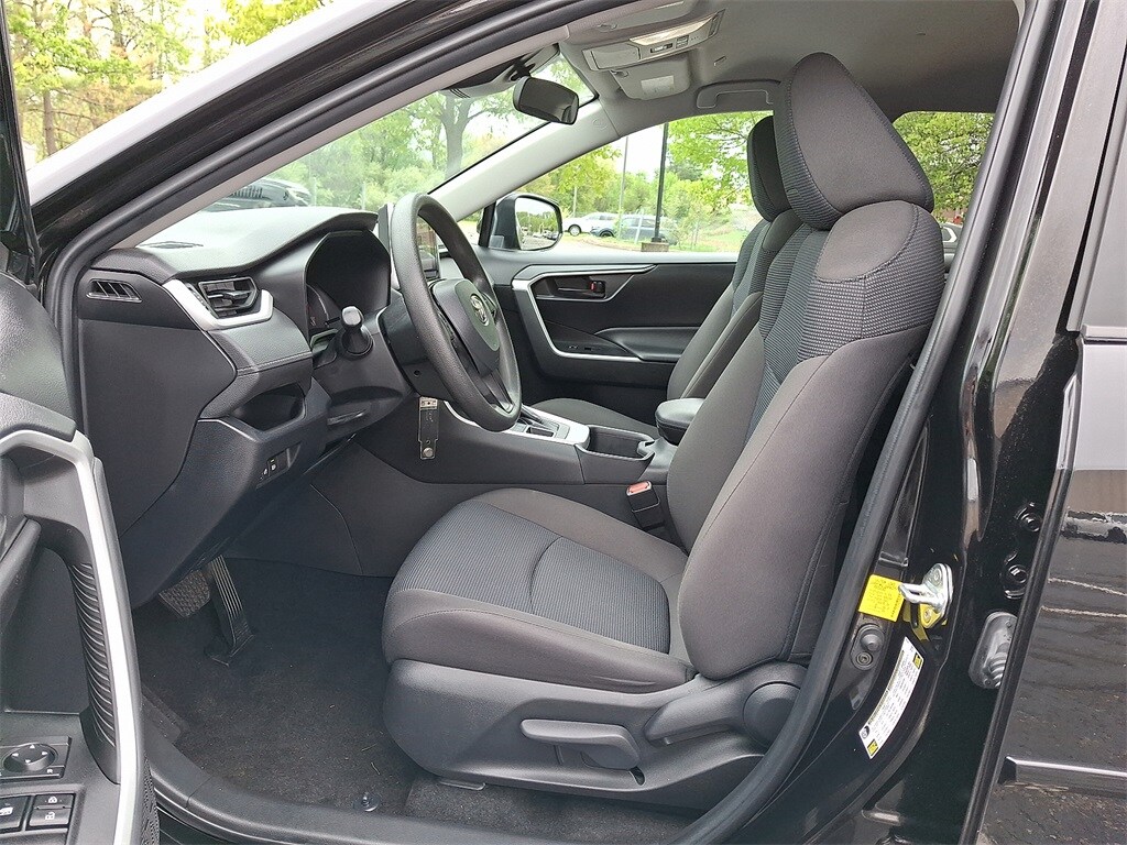 2023 Toyota RAV4 LE photo 3