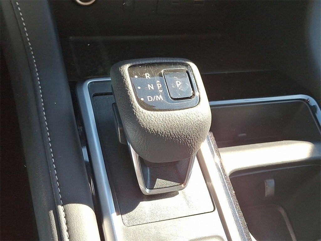 2024 Nissan Pathfinder SL photo 2