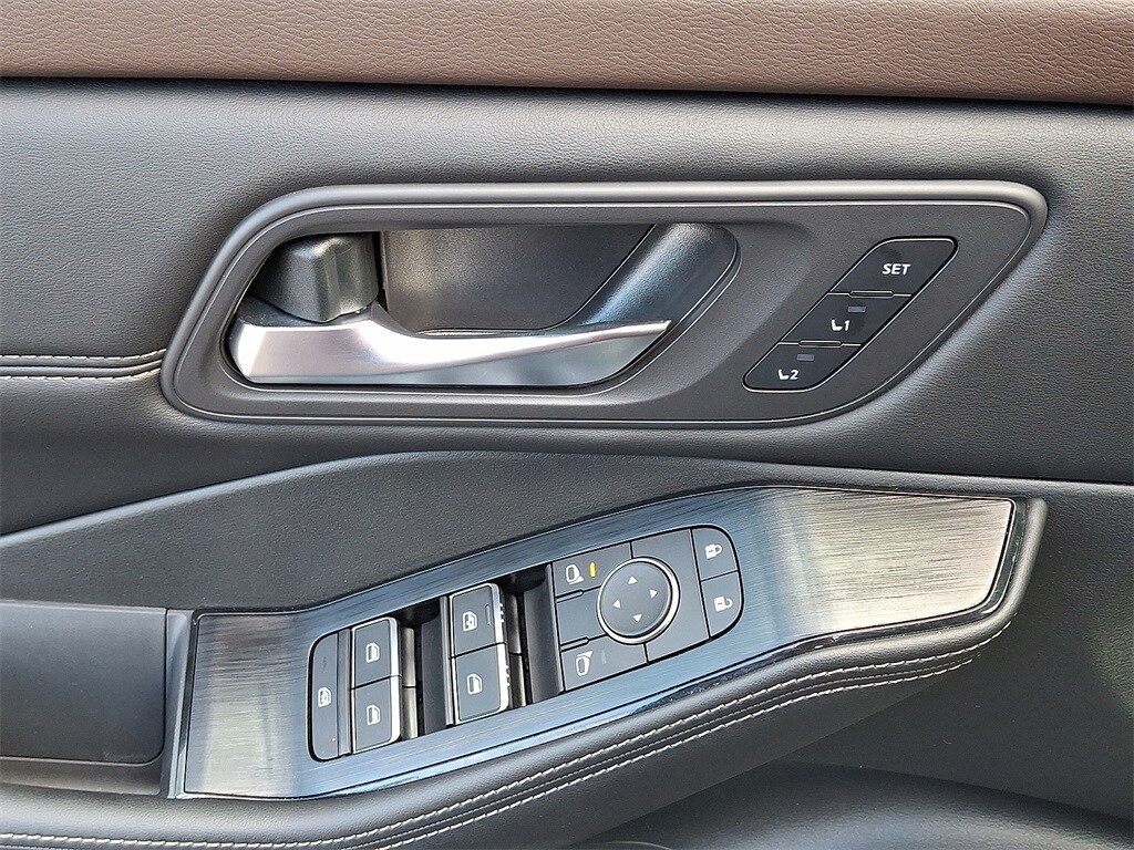 2023 Nissan Rogue SL photo 2