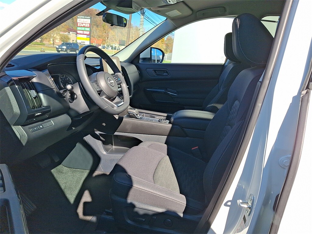 2024 Nissan Pathfinder SV photo 3
