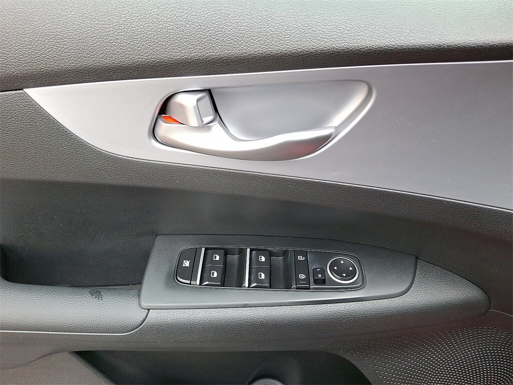 2023 Kia Forte LXS photo 2