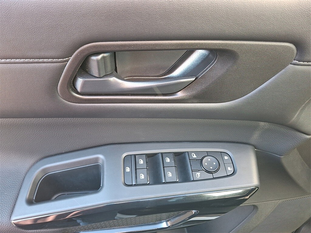 2024 Nissan Pathfinder SV photo 2