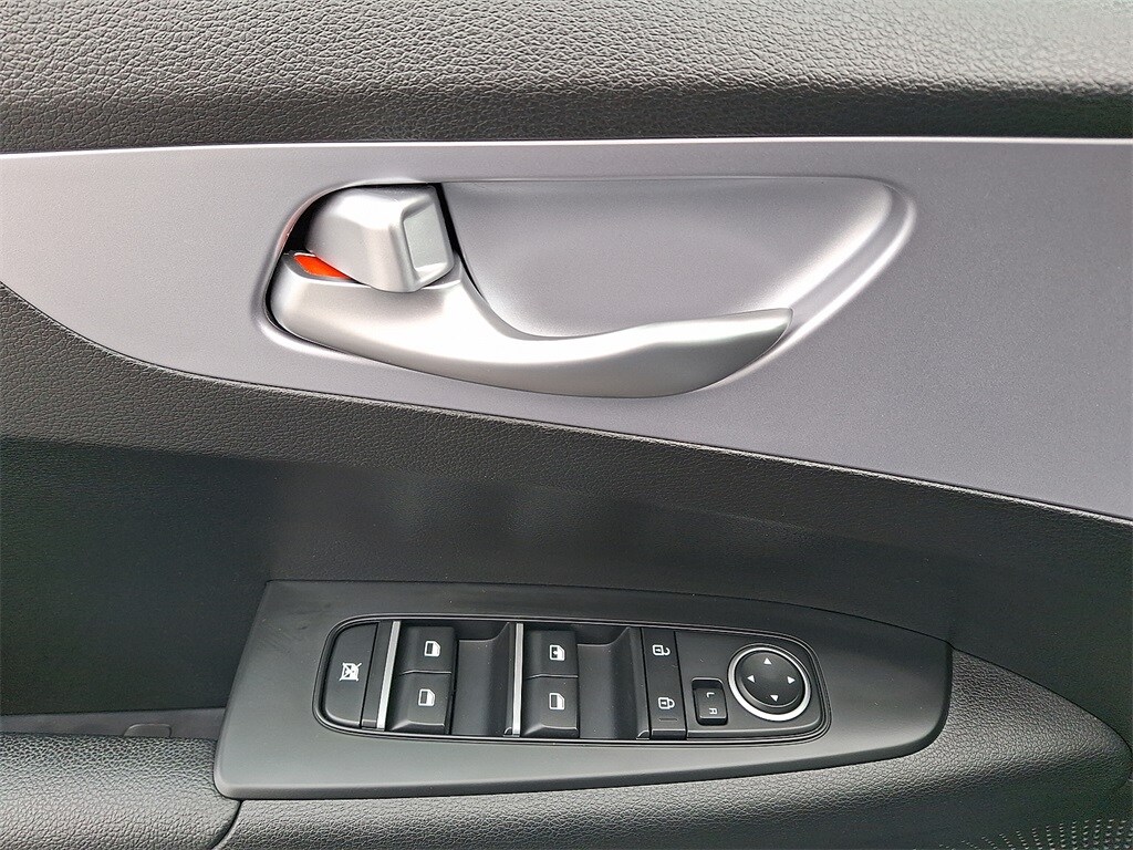 2024 Kia Forte LXS photo 2