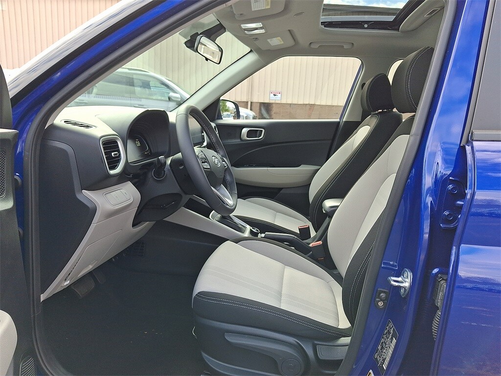 2024 Hyundai Venue SEL photo 3