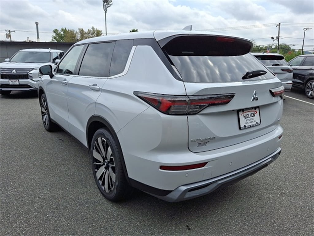 New 2025 Mitsubishi Outlander SE SUV