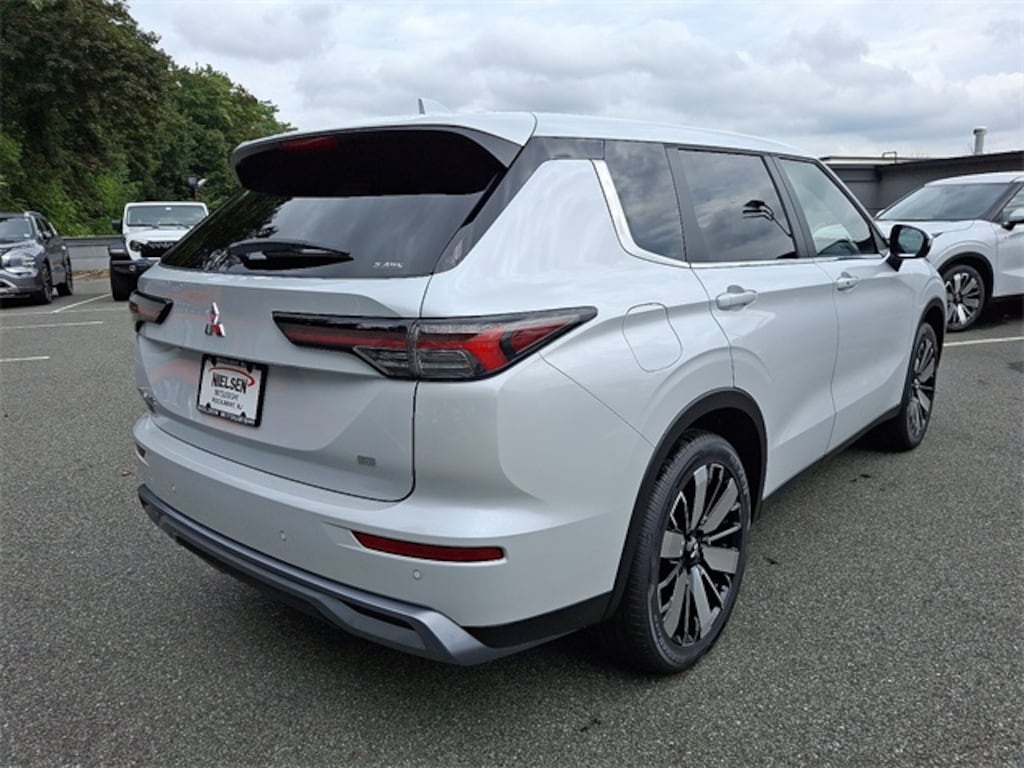 New 2025 Mitsubishi Outlander SE SUV
