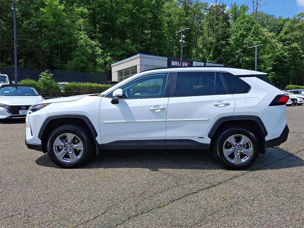 2024 Toyota RAV4 Hybrid XLE photo 4