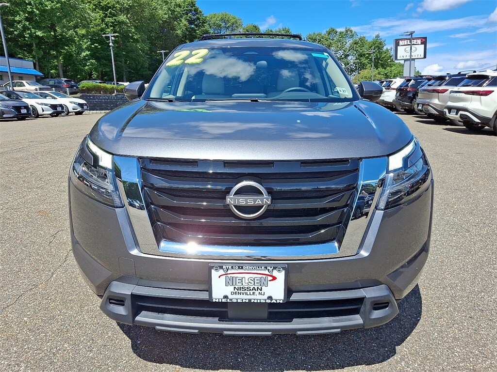 2022 Nissan Pathfinder SV photo 2