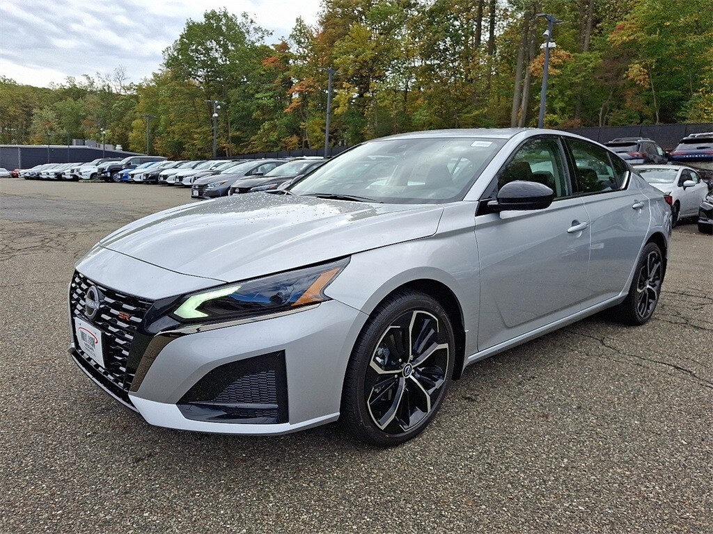 2025 Nissan Altima 2.5 SR photo 2