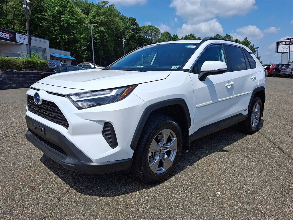2024 Toyota RAV4 Hybrid XLE photo 3