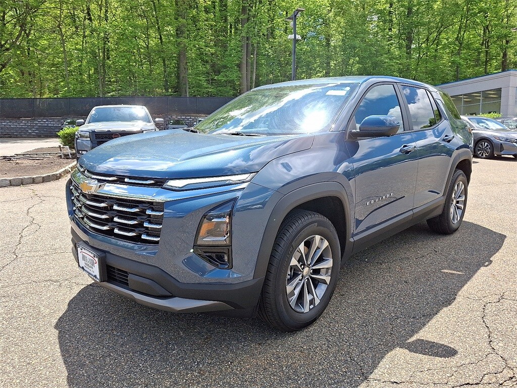 2025 Chevrolet Equinox LT photo 2