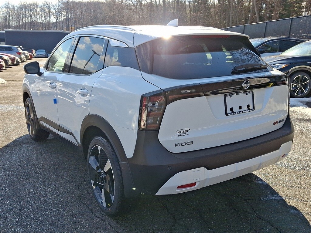 2025 Nissan Kicks SR photo 3