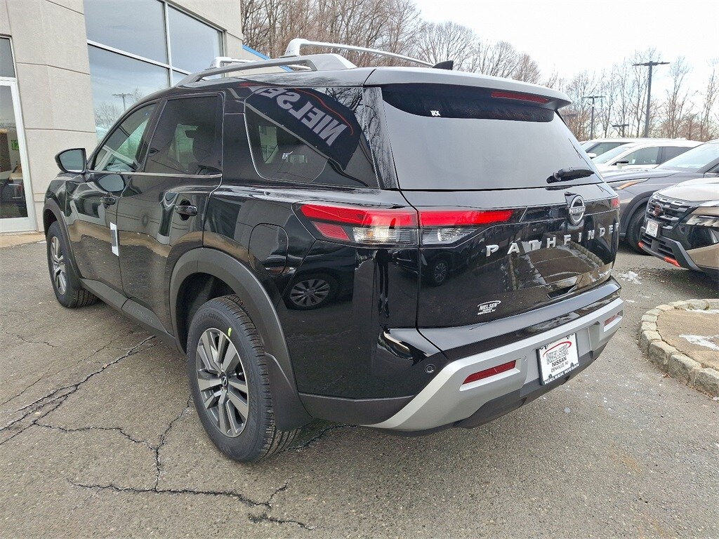 2025 Nissan Pathfinder SL photo 3