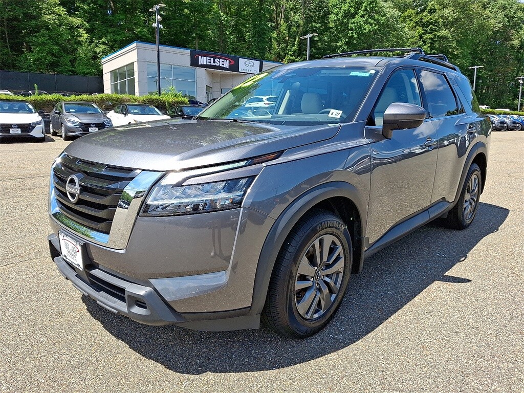 2022 Nissan Pathfinder SV photo 3